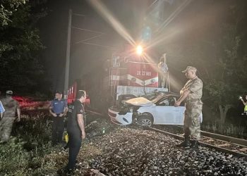 Malatya’da yolcu treni arabaya çarptı: 1 meyyit