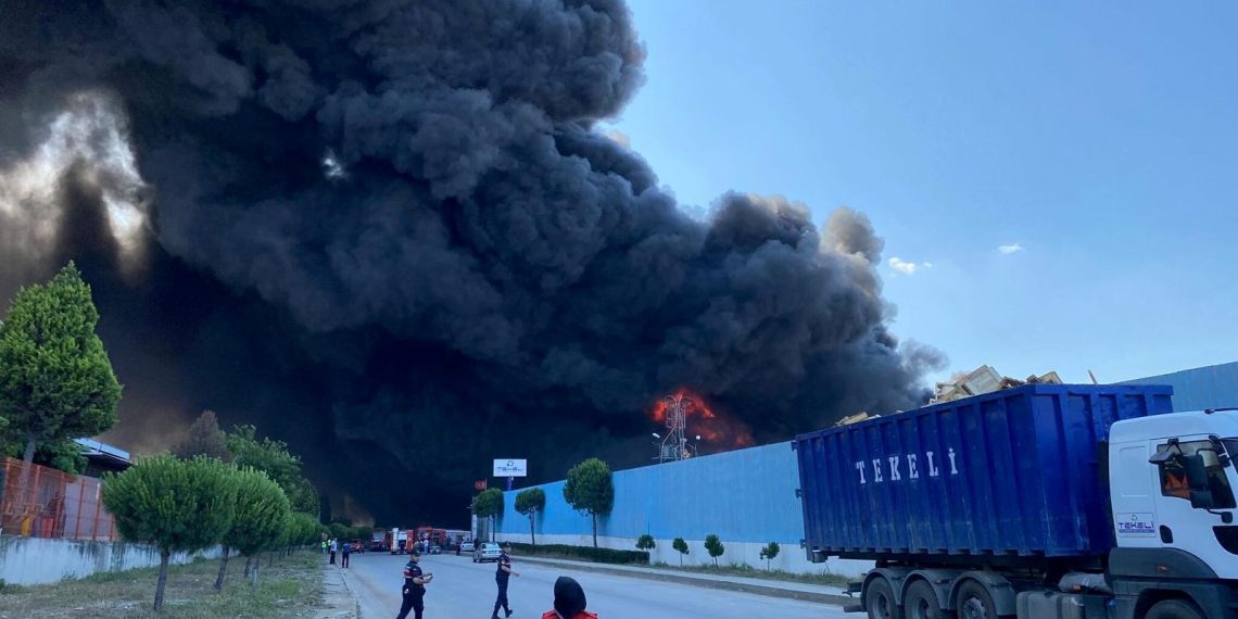 Manisa’da fabrika yangını