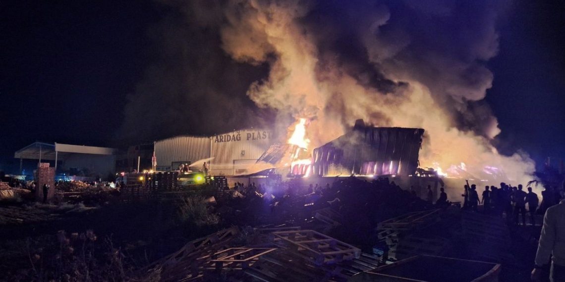 Mersin’de plastik kasa fabrikasında yangın