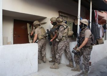 Mersin’de uyuşturucu satıcılarına şafak operasyonu: 31 gözaltı