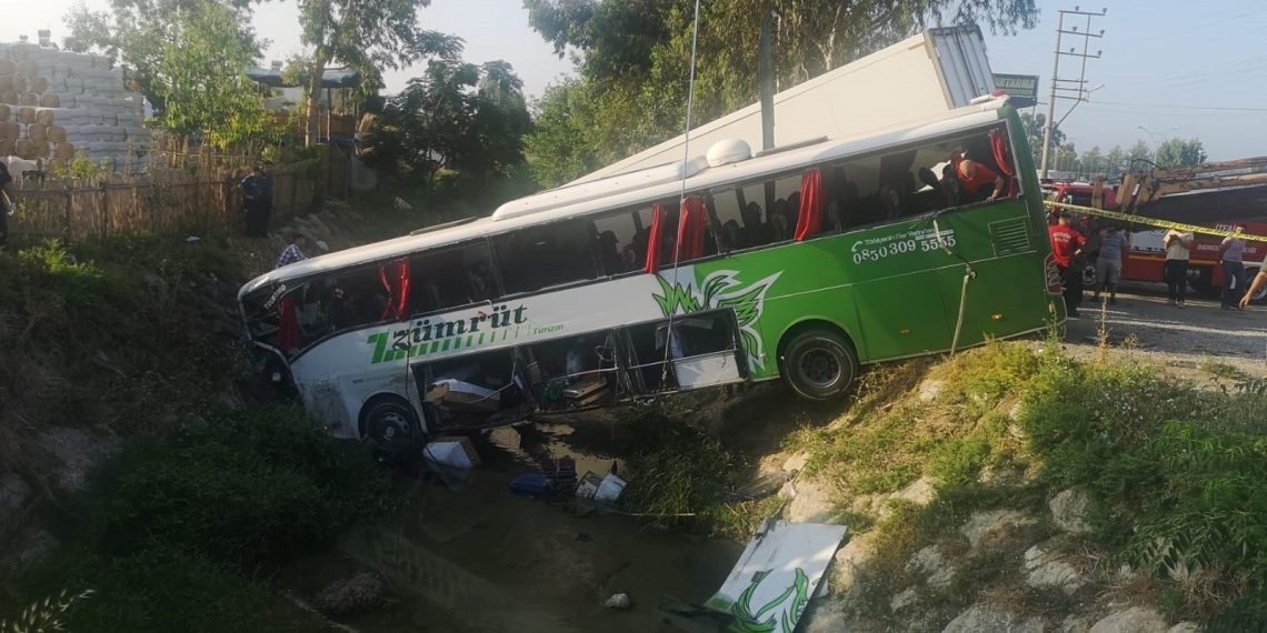Mersin’de yolcu otobüsü ile kamyon çarpıştı: 2 meyyit, 27 yaralı