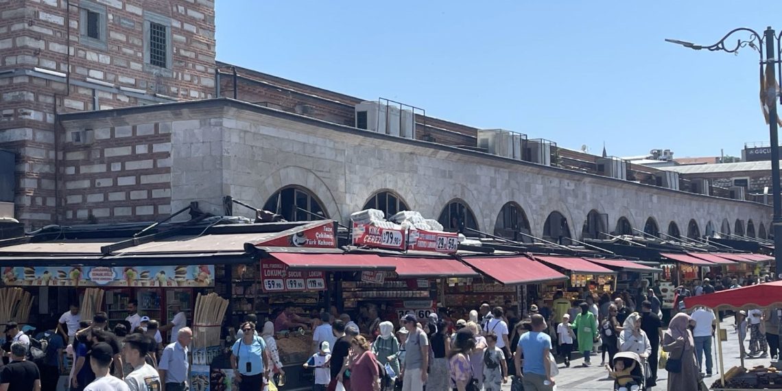 Mısır Çarşısı’nda bayram telaşı