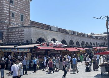Mısır Çarşısı’nda bayram telaşı