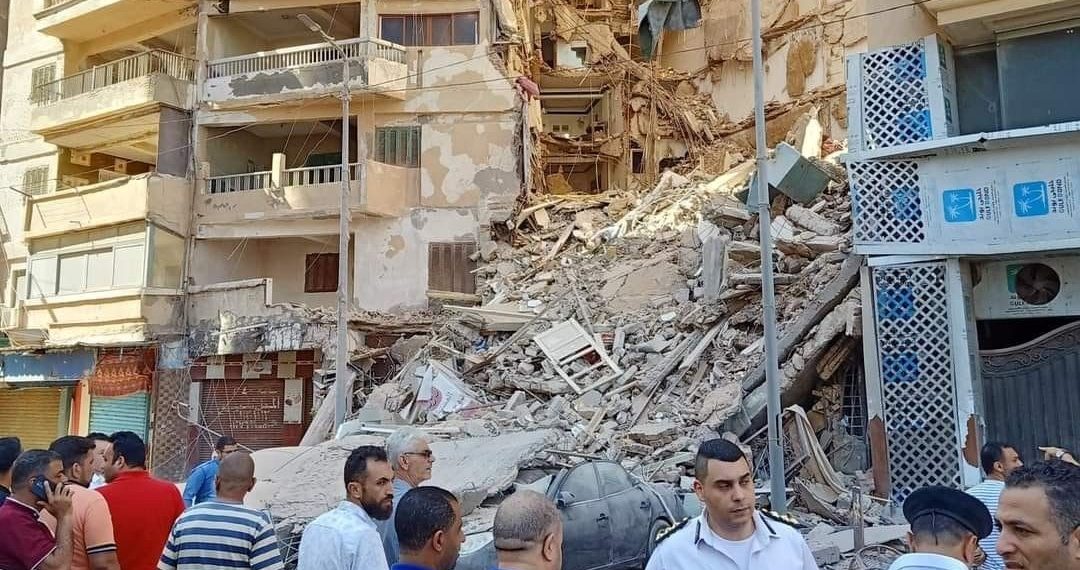Mısır’da 13 katlı bina çöktü