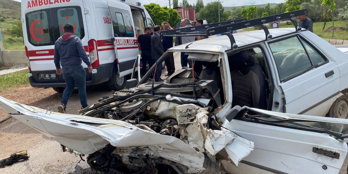 Ön teker aksı kopan araba öğrenci servisine çarptı: 17 yaralı