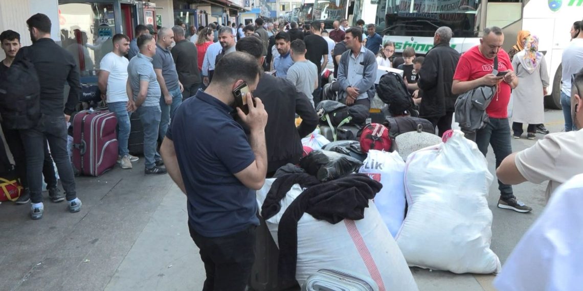 Otogarda bayram tatili yoğunluğu sürüyor