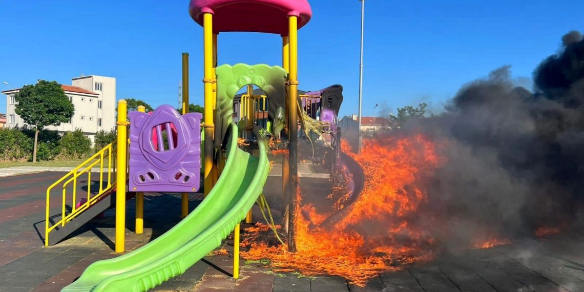 Oyun parkını ateşe verdiler