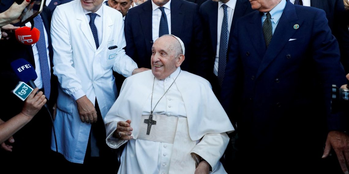 Papa Francis taburcu oldu