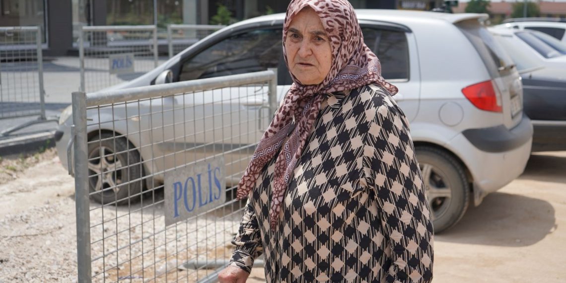 Parasını dolandırıcıya kaptıran yaşlı bayanın meskenini emlakçının dikkati kurtardı