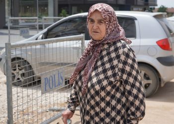 Parasını dolandırıcıya kaptıran yaşlı bayanın meskenini emlakçının dikkati kurtardı