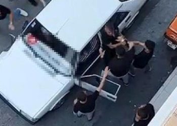 Park halindeki araçlara çarptı: Mahalleli dövdü