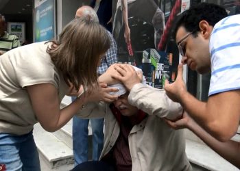 Pazarda başına demir direk düştü