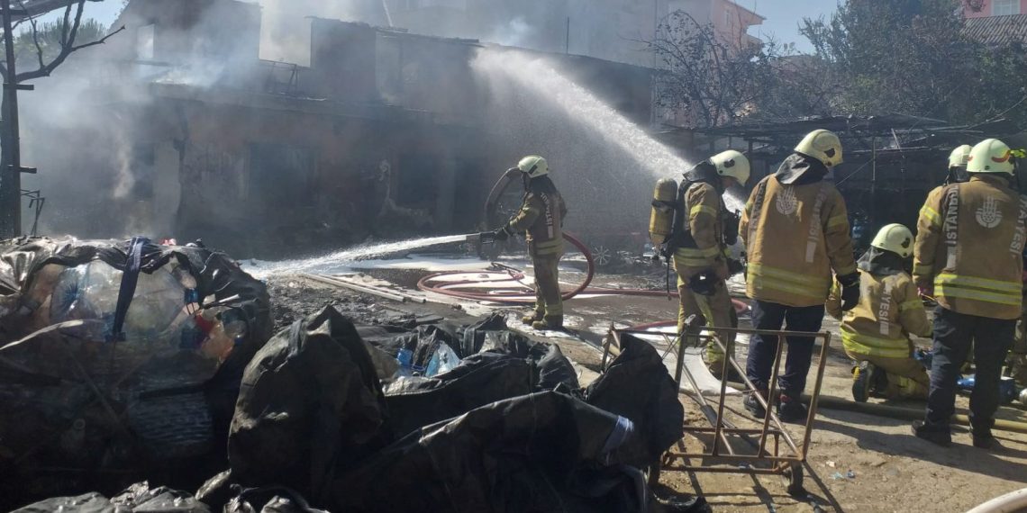 Pendik’te hurda deposunda yangın