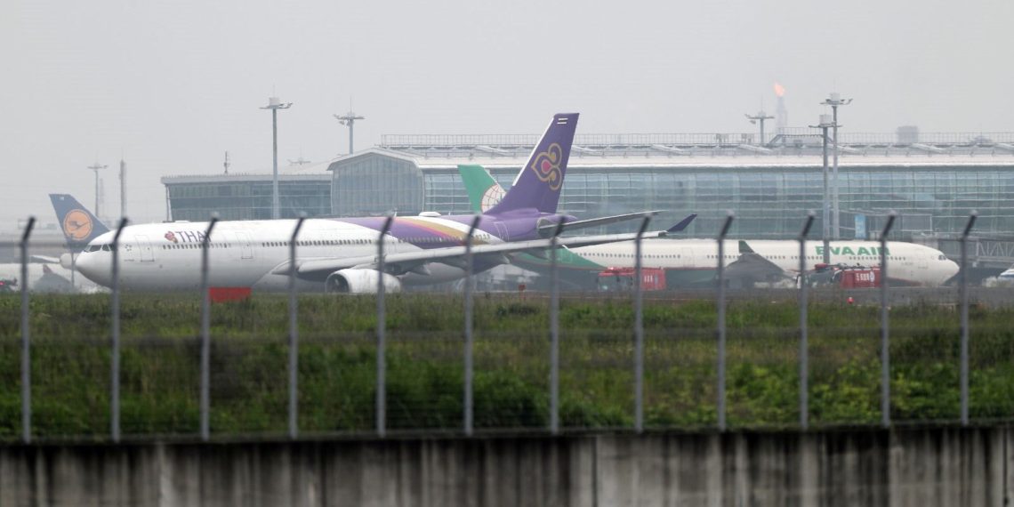 Pistte korkutan anlar: İki yolcu uçağı temas etti