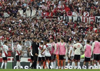 River Plate tribününden düşen taraftarın ölmesi sonucu maç tatil edildi