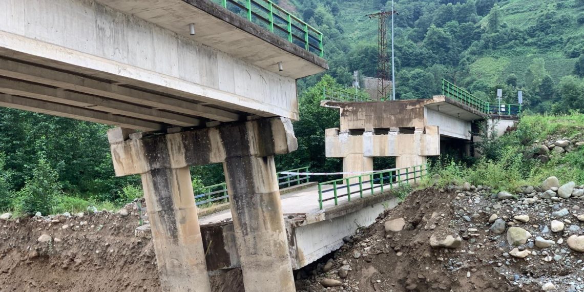 Rize’de 149 metrelik köprü kısmen çöktü