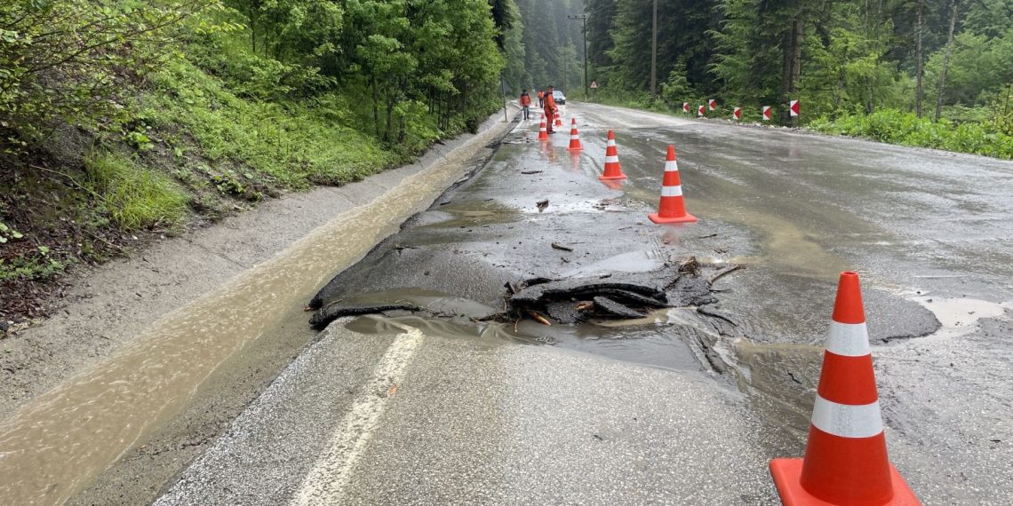 Sağanak Bolu-Abant kara yolunda taşkınlara neden oldu