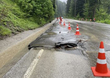Sağanak Bolu-Abant kara yolunda taşkınlara neden oldu