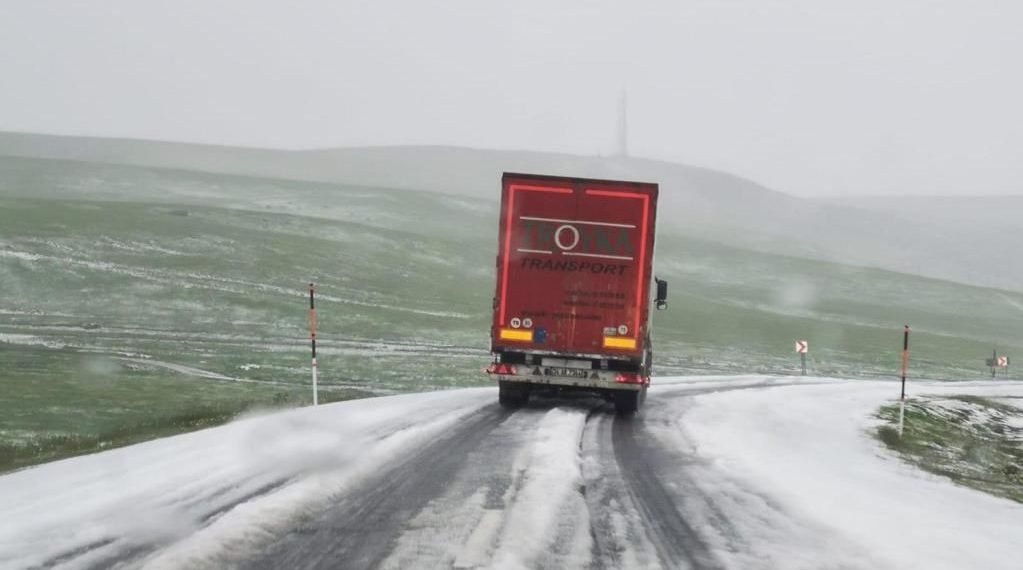 Sahara Geçidi’ne haziranda kar yağdı