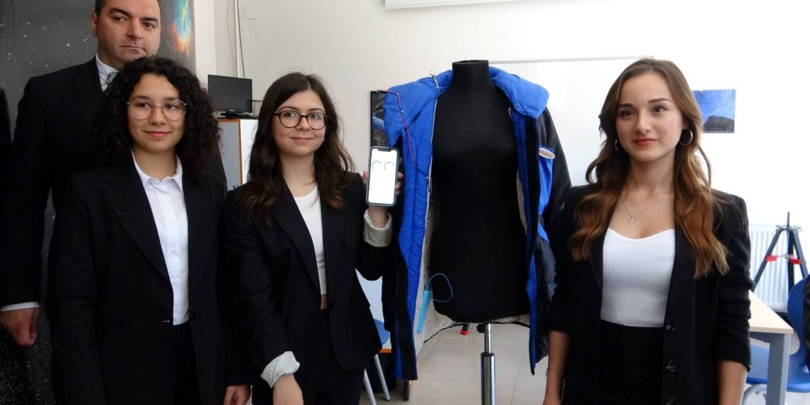 Samsun’da Lise öğrencileri kutuplar için tasarladığı mont için mükafatlar aldı