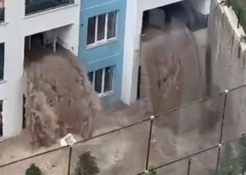 Şelaleye dönen binayı 2 sene su basmış