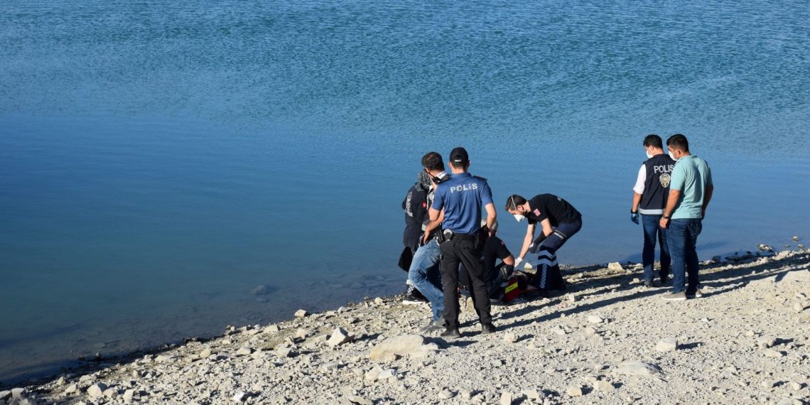 Serinlemek için girdiği gölette boğuldu
