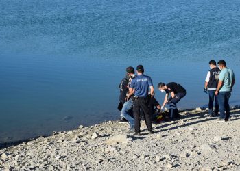 Serinlemek için girdiği gölette boğuldu