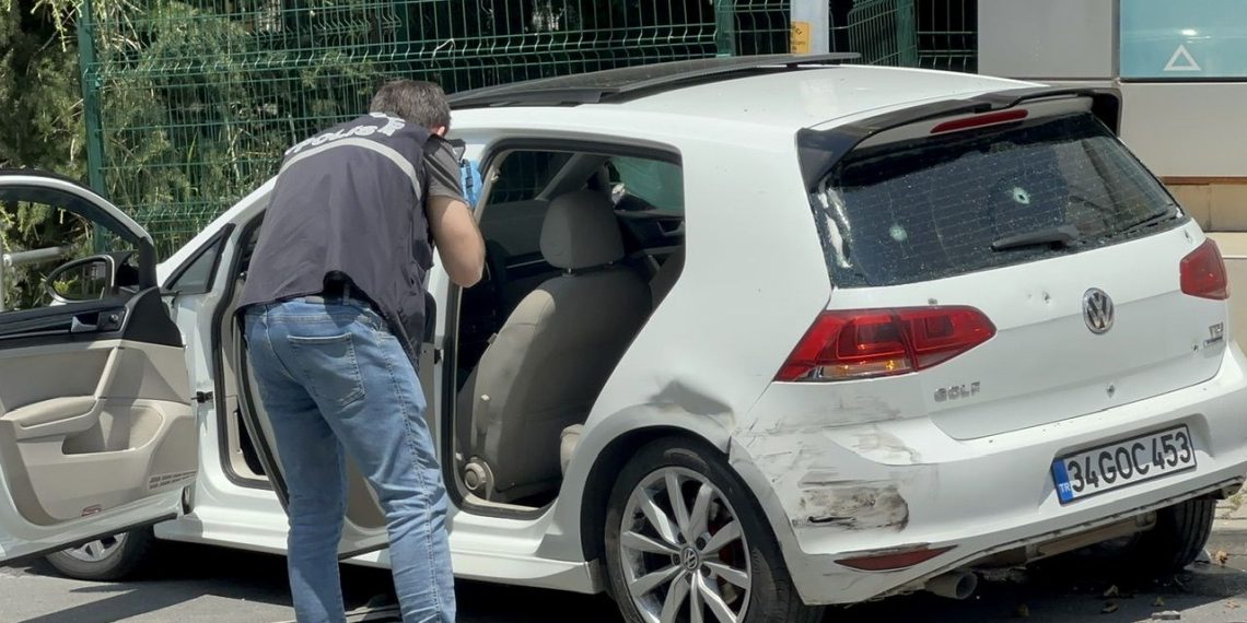 Seyir halindeki arabaya kurşun yağmuru