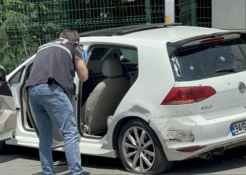 Seyir halindeki arabaya kurşun yağmuru