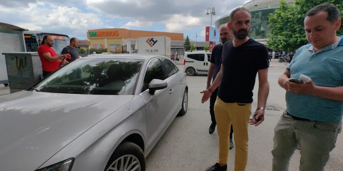 Seyir halindeki arabaya yorgun mermi isabet etti