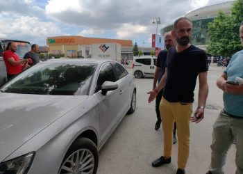 Seyir halindeki arabaya yorgun mermi isabet etti