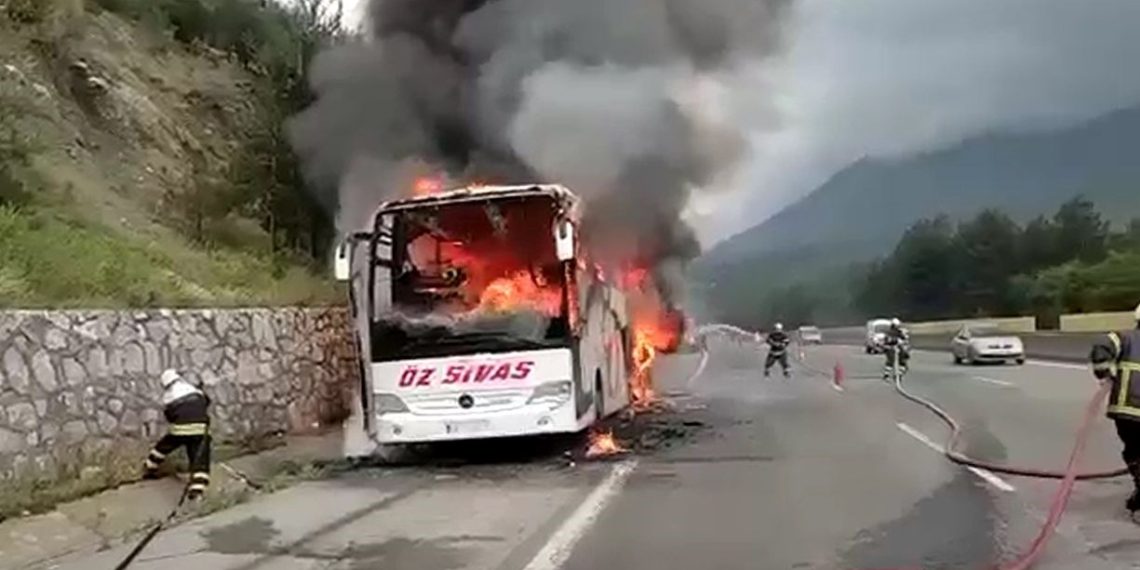 Seyir halindeki otobüste yangın