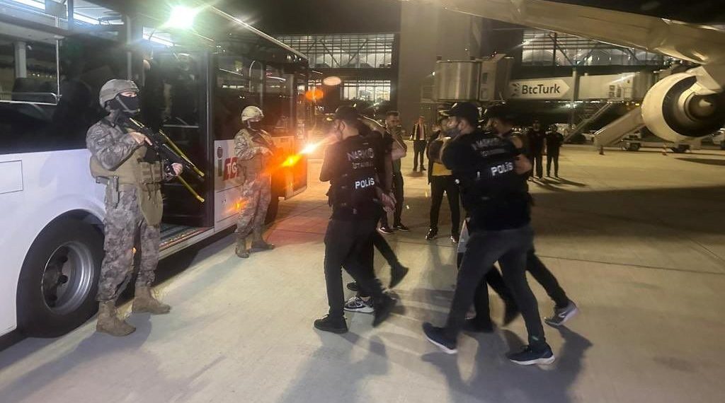 SON DAKİKA HABERİ: İstanbul’da kırmızı bültenle aranan 2 zanlı yakalandı