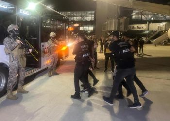 SON DAKİKA HABERİ: İstanbul’da kırmızı bültenle aranan 2 zanlı yakalandı