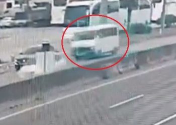 Sürücü para üstü verirken minibüsün denetimini kaybetti, 10 kişi yaralandı