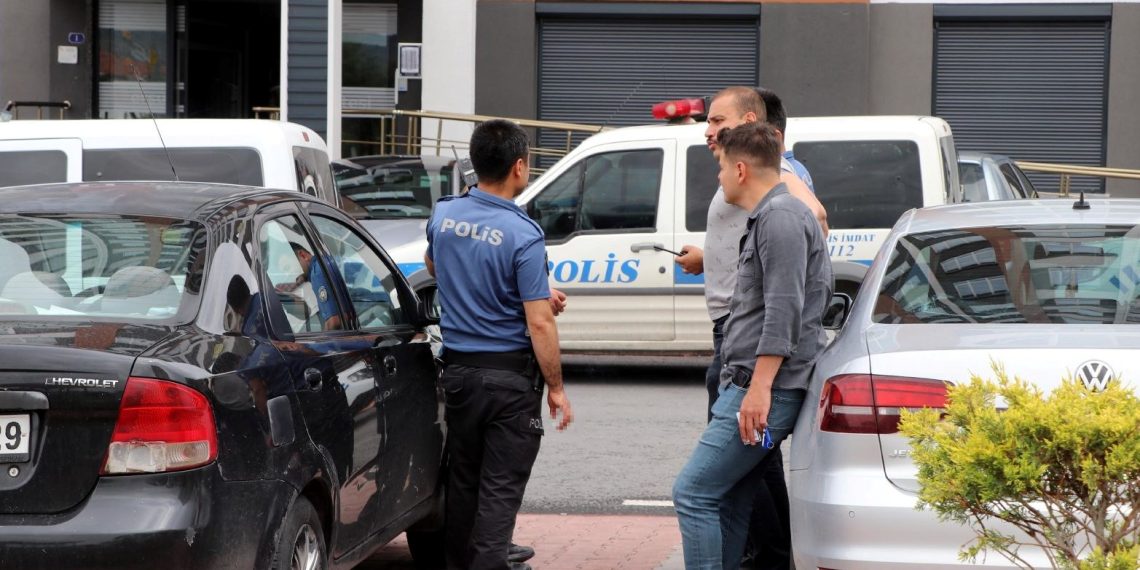 Tabancasını temizlerken kendini vurdu