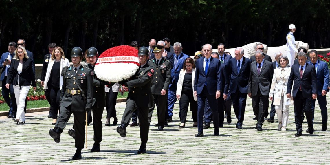 TBMM Lideri Numan Kurtulmuş’tan Anıtkabir ziyareti
