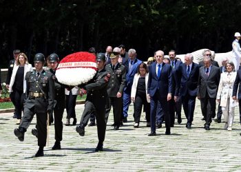 TBMM Lideri Numan Kurtulmuş’tan Anıtkabir ziyareti
