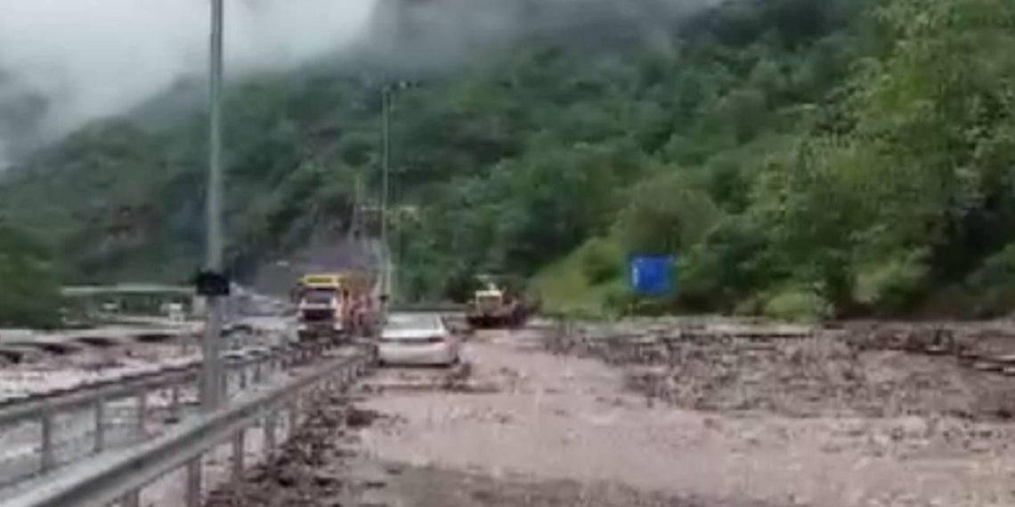 Trabzon-Gümüşhane yolu ulaşıma kapandı