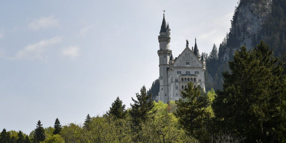 Turistik kalede bayanlara hücum