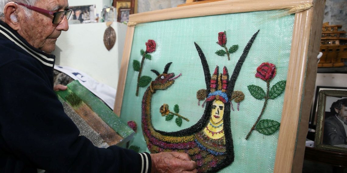 Üç ayda 47 bin toplu iğneyle şahmeran tablosu yaptı