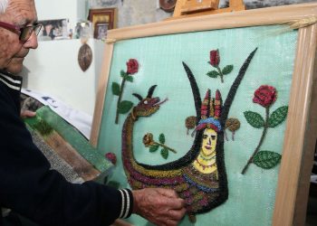 Üç ayda 47 bin toplu iğneyle şahmeran tablosu yaptı