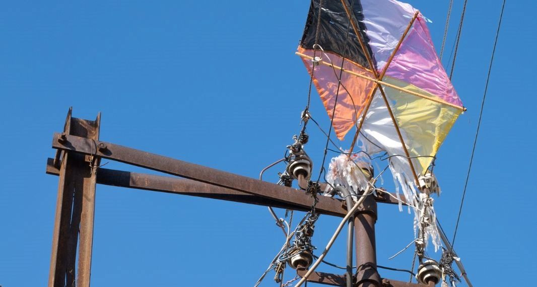 Uçurtmayı kurtarmak isterken akıma kapıldı