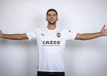 Valencia ulusal futbolcu Cenk Özkacar’ın bonservisini aldı