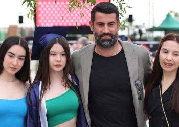 Volkan Demirel, sarsıntıda hayatını kaybeden Taner Savut’un kızının mezuniyet merasimine katıldı