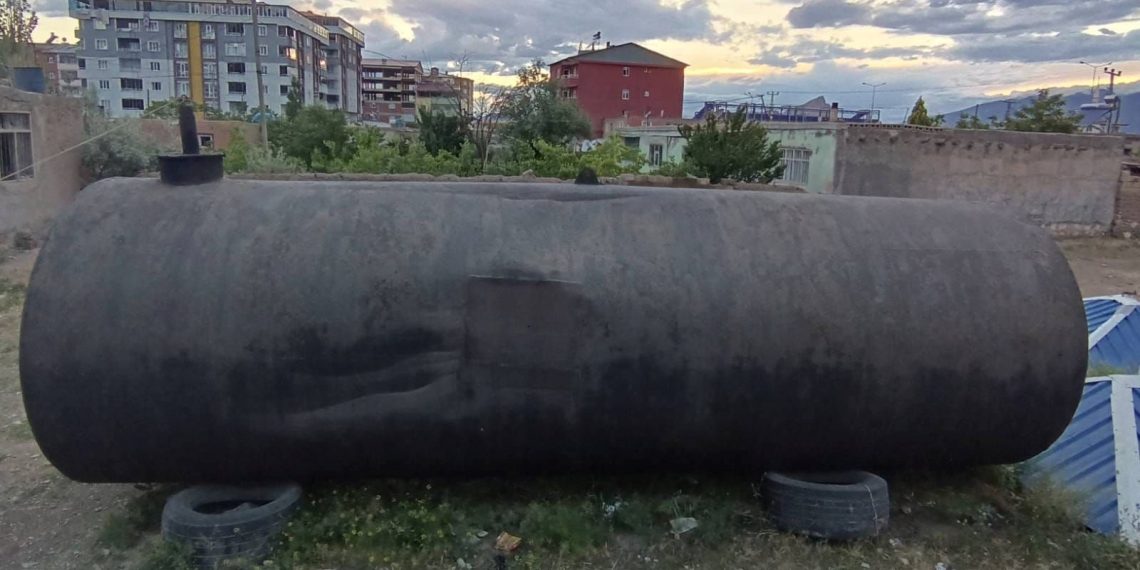 Yer altına gizlenmiş 80 tonluk yakıt tankı ele geçirildi