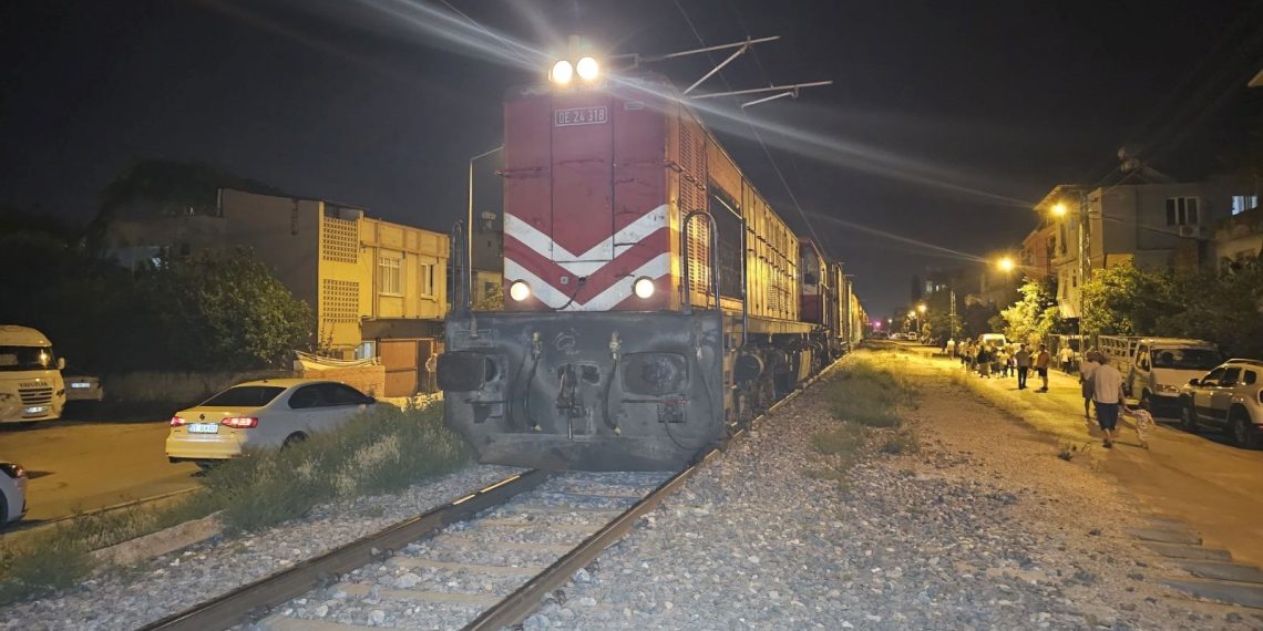 Yük treninin çarptığı genç, ağır yaralandı