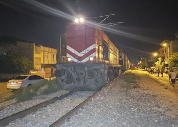 Yük treninin çarptığı genç, ağır yaralandı