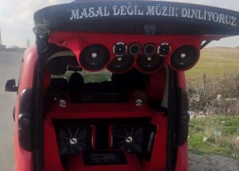 Yüksek sesle müzik dinleyen 18 araç şoförüne para cezası