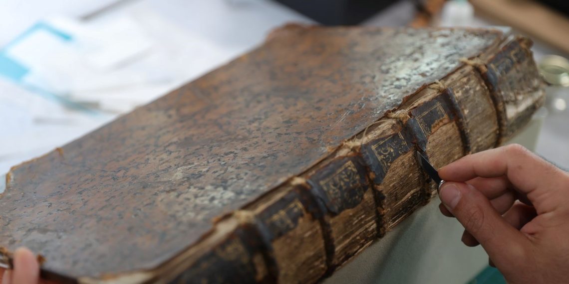 Yüzlerce yıllık eserler Kitap Şifahanesi’nde yenileniyor